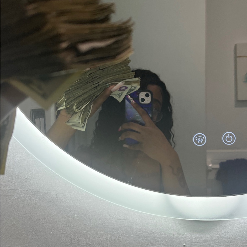 Meet your Posher, Johnia